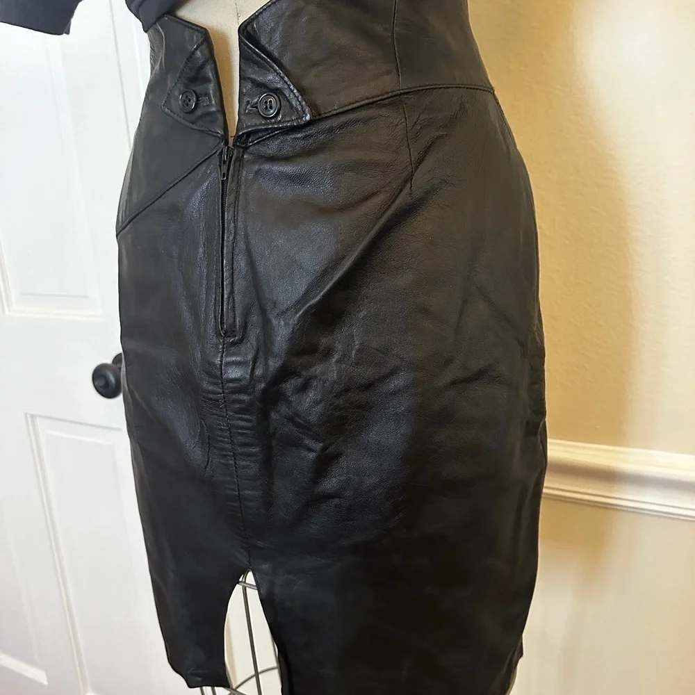 - Vintage 1980s Italian black leather skirt